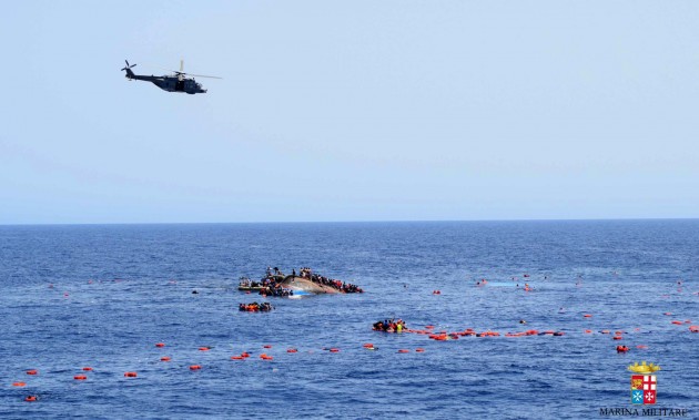 Pie Lībijas krastiem apgāžas migrantu laiva - 11