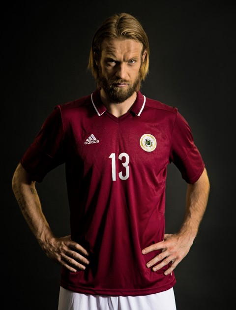Īpašā fotosesijā Latvijas futbolisti izrāda savas jaunās formas - 8