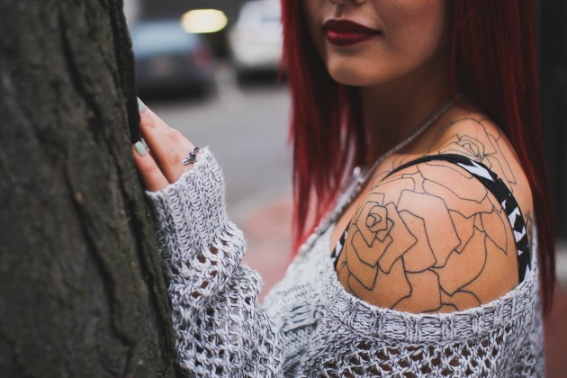 tetovējums rudmate sieviete