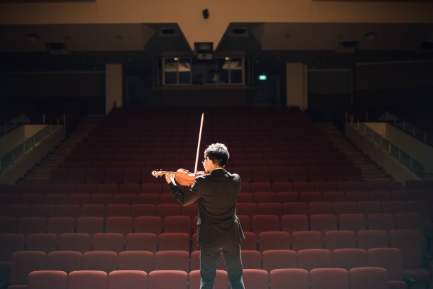 vijolnieks tukša koncertzāle kritika
