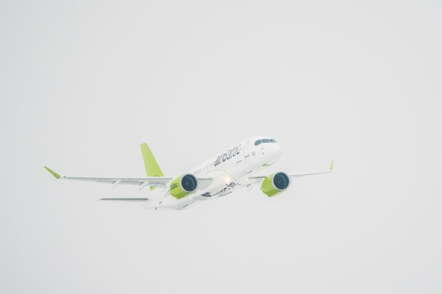 CS300 airBaltic ierodas Rīgā - 4