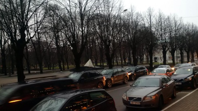Rīgā saduras trīs BMW X5 automašīnas - 1