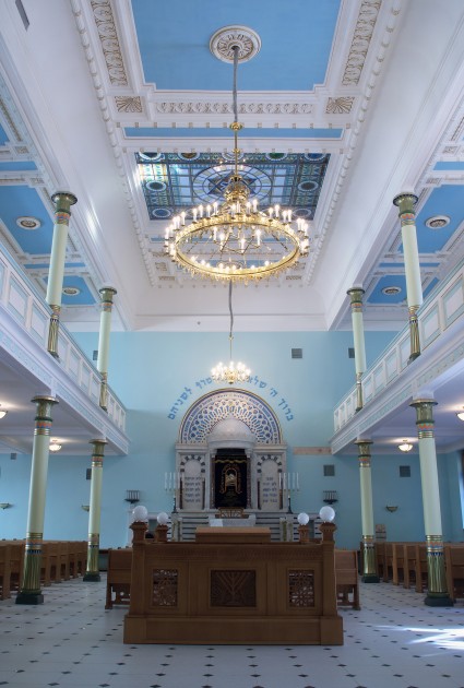 Riga synagogue-prayer hall from entrance
