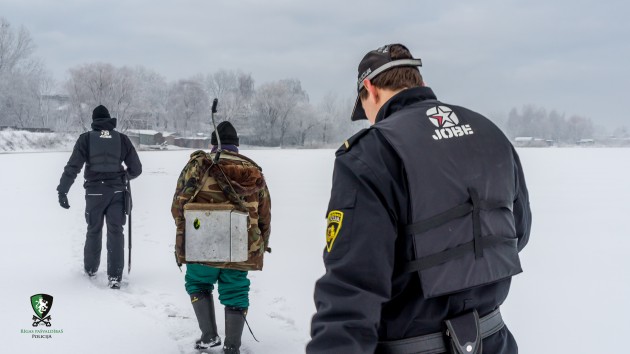 Pašvaldības policija pārbauda kārtību uz ledus - 36