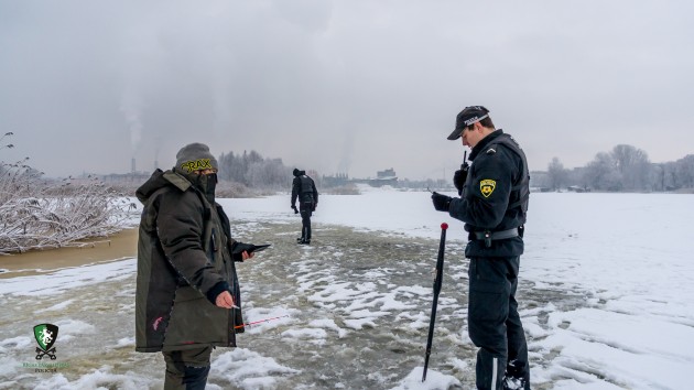 Pašvaldības policija pārbauda kārtību uz ledus - 48