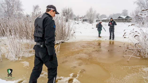 Pašvaldības policija pārbauda kārtību uz ledus - 50