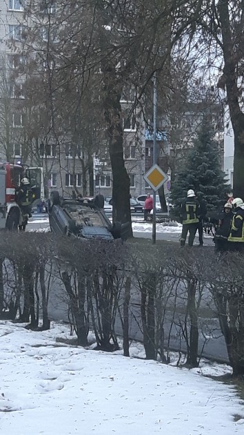 Rīgā automašīna ietriecas kokā un apgāžas - 4