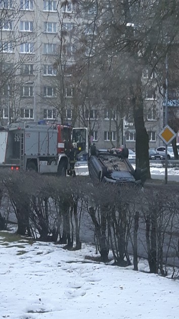 Rīgā automašīna ietriecas kokā un apgāžas - 5