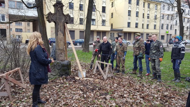 Brīvprātīgie sakopj Rīgas Lielos kapus - 12