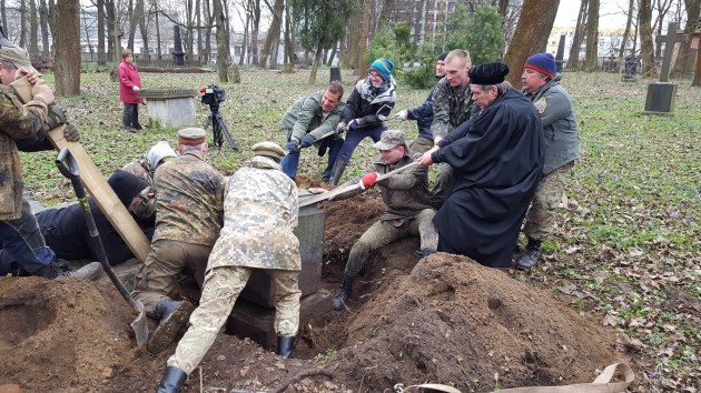Brīvprātīgie sakopj Rīgas Lielos kapus - 30