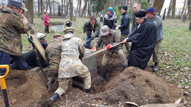Brīvprātīgie sakopj Rīgas Lielos kapus - 31