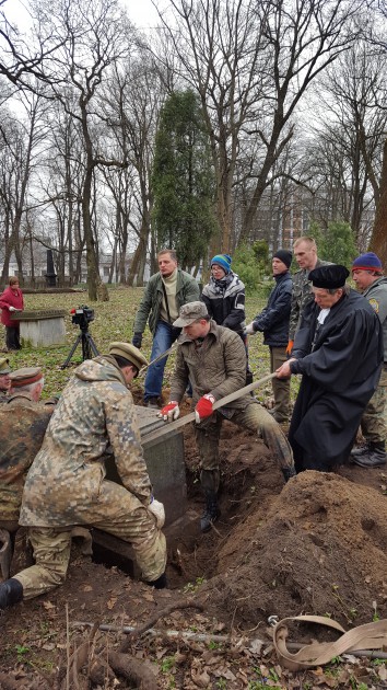 Brīvprātīgie sakopj Rīgas Lielos kapus - 32