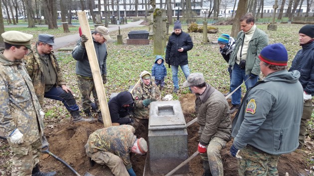 Brīvprātīgie sakopj Rīgas Lielos kapus - 33