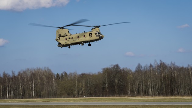 Aviācijas bāzē Lielvārdē ieradās trīs ASV Armijas helikopteri “Chinook” - 1