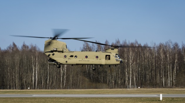 Aviācijas bāzē Lielvārdē ieradās trīs ASV Armijas helikopteri “Chinook” - 8