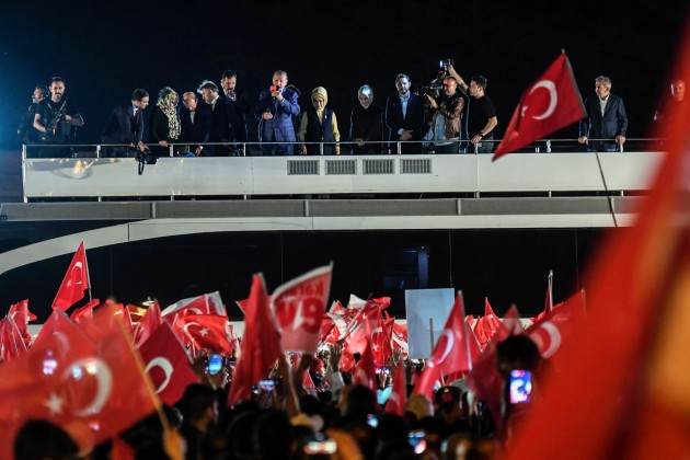 Pēc referenduma Turcijā svin un protestē - 12