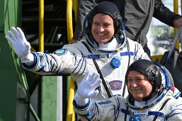 Astronauts un kosmonauts dodas uz SKS - 8
