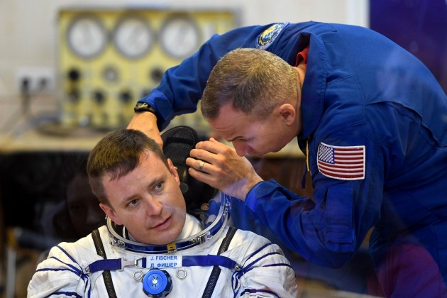 Astronauts un kosmonauts dodas uz SKS - 13