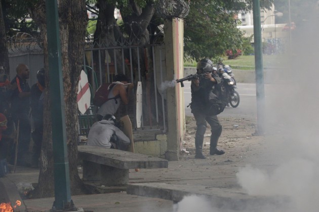 Venecuēlā turpinās protesti - 12