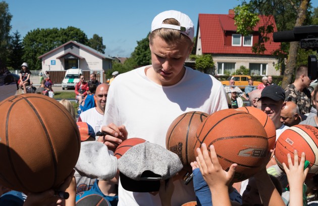 Kristaps Porziņģis atklāj basketbola laukumu Liepājā - 39