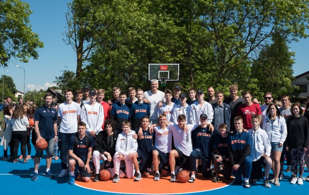 Kristaps Porziņģis atklāj basketbola laukumu Liepājā - 46