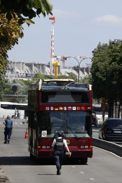 Parīzē divstāvu autobuss ietriecas tiltā - 1