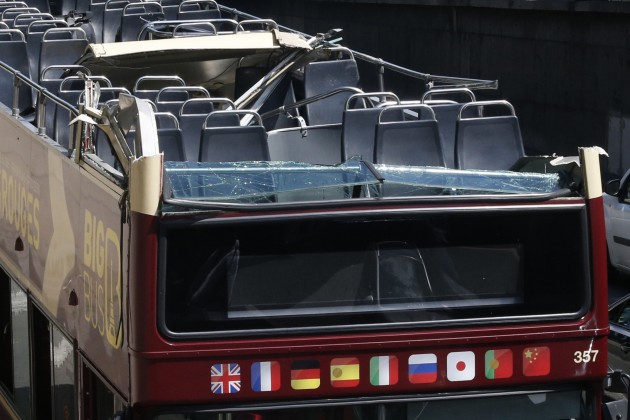 Parīzē divstāvu autobuss ietriecas tiltā - 3