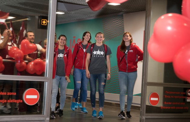 Latvijas sieviešu basketbola izlases sagaidīšana lidostā