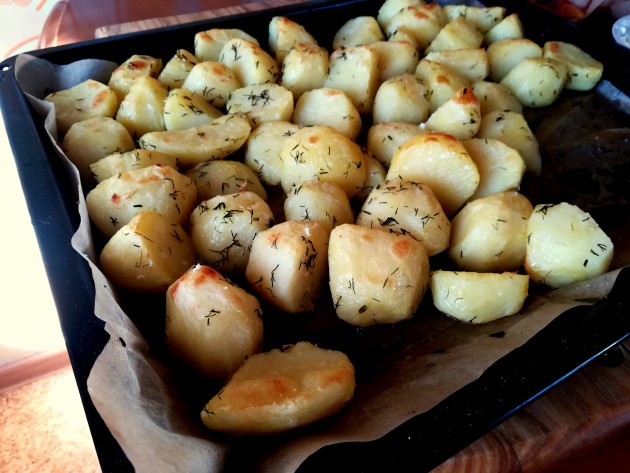 Cepti jaunie kartupeļi ar kraukšķīgu garoziņu un ķiploku mērci - 3