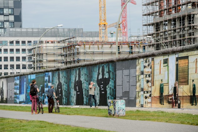 Izstāde ‘Viņpus sienai’ Berlīnes mūra vēsturiskajā vietā - 12
