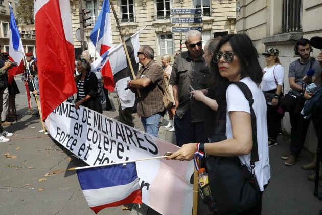 Karavīru sievas un atbalstītāji protesta akcijā Parīzē - 3