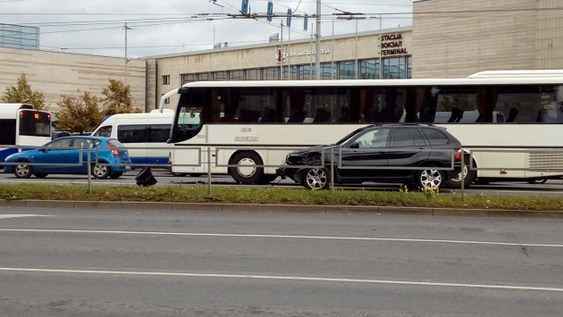 BMW X5 un autobusa avārija iepretim Origo - 1