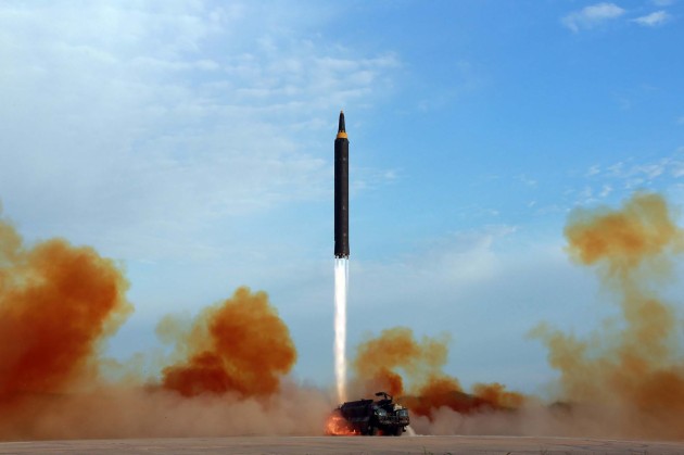 Ziemeļkorejā gavilē par raķetes "Hwasong-12" izmēģinājumu - 1
