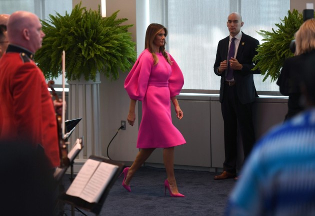 Melānija Trampa rozā kleitā - 2