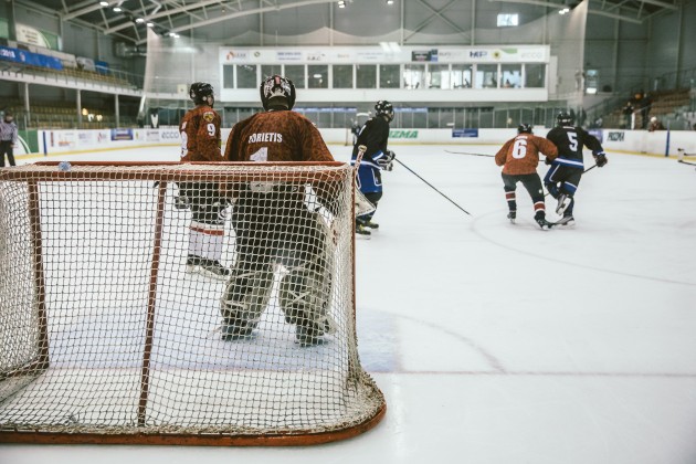 Latvijas karavīri cīkstas ar NATO spēkiem hokeja laukumā - 45