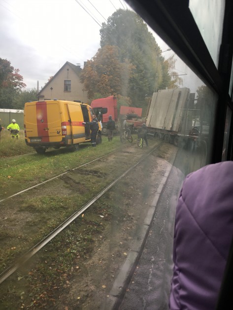 Bišumuižā kravas auto nobloķē tramvaja sliedes - 1