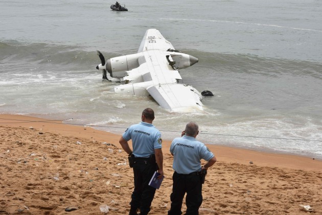 Pie Kotdivuāras krastiem jūrā iegāzusies lidmašīna