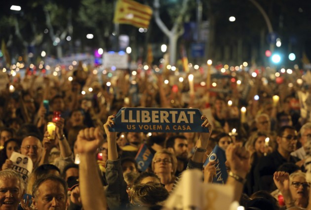 Kataloņi protestē pret separātistu līderu apcietināšanu - 12