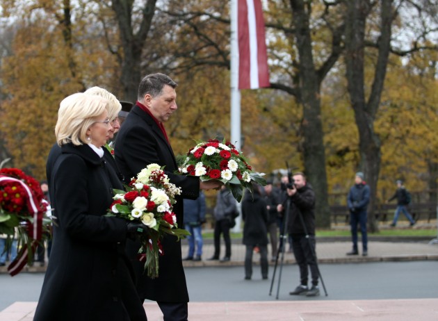 Ziedu nolikšanas ceremonija Latvijas proklamēšanas 99.gadadienā pie Brīvības pieminekļa - 5