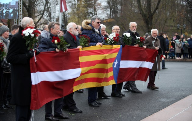 Ziedu nolikšanas ceremonija Latvijas proklamēšanas 99.gadadienā pie Brīvības pieminekļa - 13
