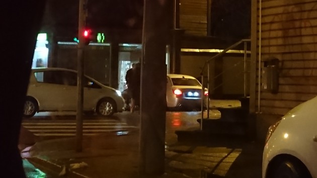 Rīgā automašīna BMW ietriekusies aptiekā - 1