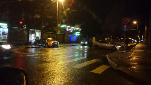 Rīgā automašīna BMW ietriekusies aptiekā - 3