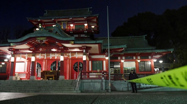 Japānā vīrietis ar zobenu nogalina savu māsu - tempļa priesterieni - 1
