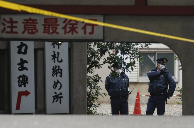 Japānā vīrietis ar zobenu nogalina savu māsu - tempļa priesterieni - 2