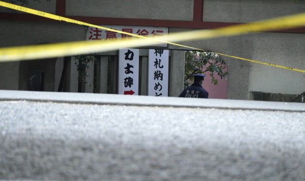 Japānā vīrietis ar zobenu nogalina savu māsu - tempļa priesterieni - 4