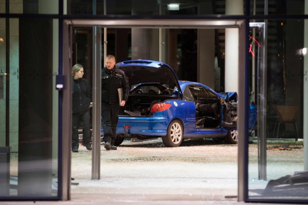 Vācijas sociāldemokrātu mītnē ietriekusies automašīna - 2