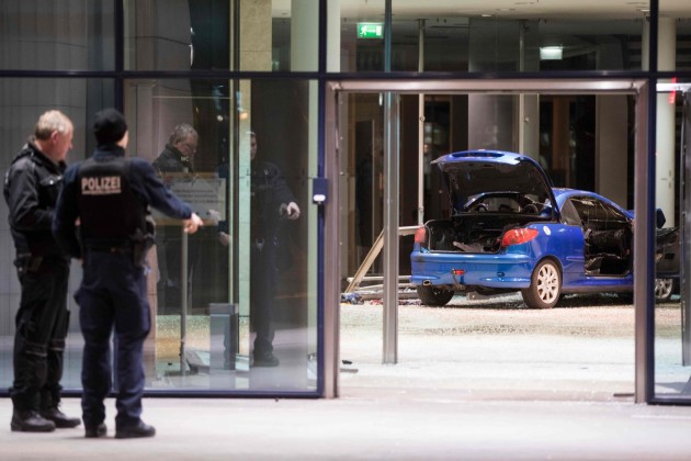 Vācijas sociāldemokrātu mītnē ietriekusies automašīna - 10