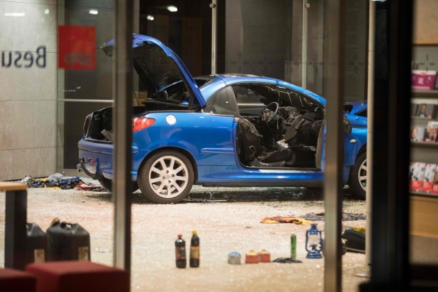 Vācijas sociāldemokrātu mītnē ietriekusies automašīna - 12