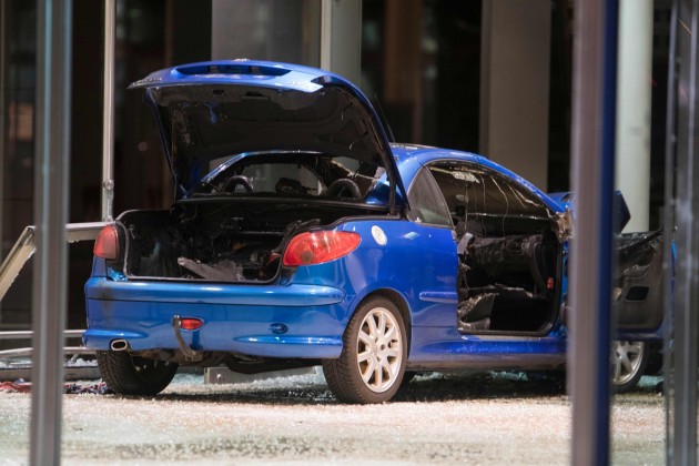 Vācijas sociāldemokrātu mītnē ietriekusies automašīna - 14