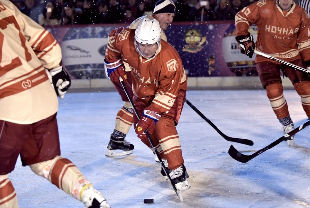 Vladimirs Putins spēlē hokeju - 11